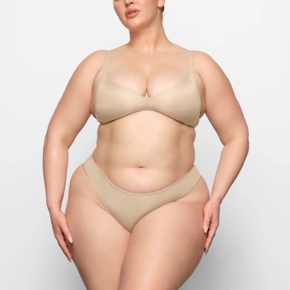 SKIMS WIRELESS BRA - Picture 7 of 10